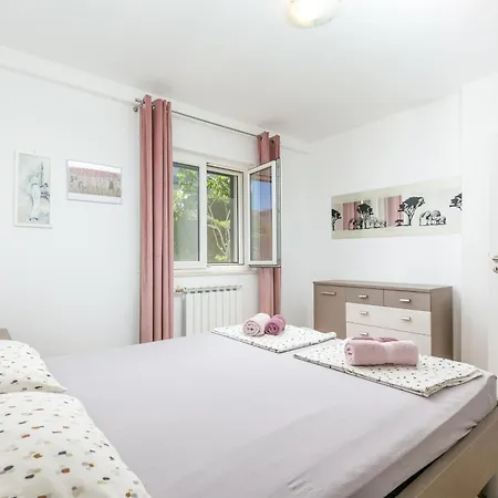 Apartment With Parking Space Supetar, Brac - 27508