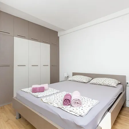 Apartment With Parking Space Supetar, Brac - 27508 Supetar